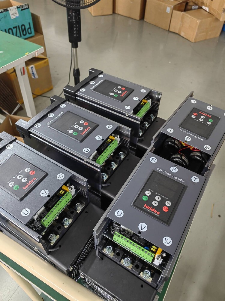 智能温度节造器是若何节造电力调整器的？