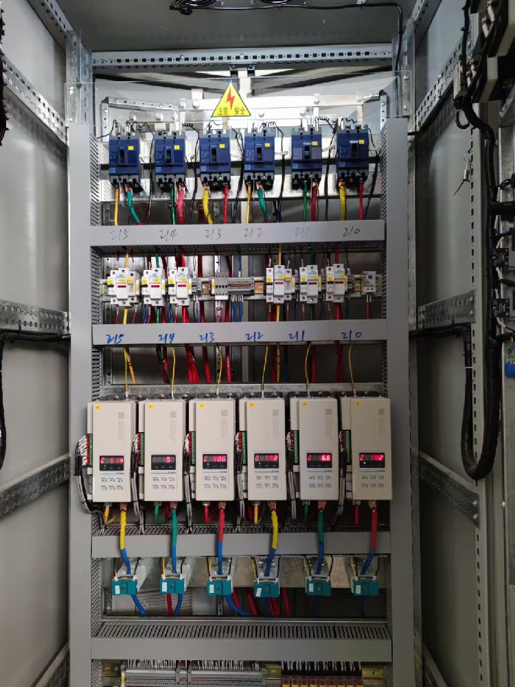 在电力调整器设计中，若何处置电源抖动和电网脉动的影响？