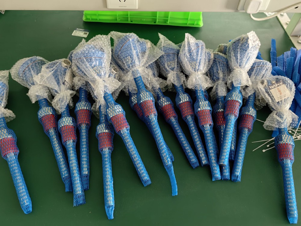 在工业自动化中，热电阻是若何与节造系统集成的，以实现温度节造和监测？