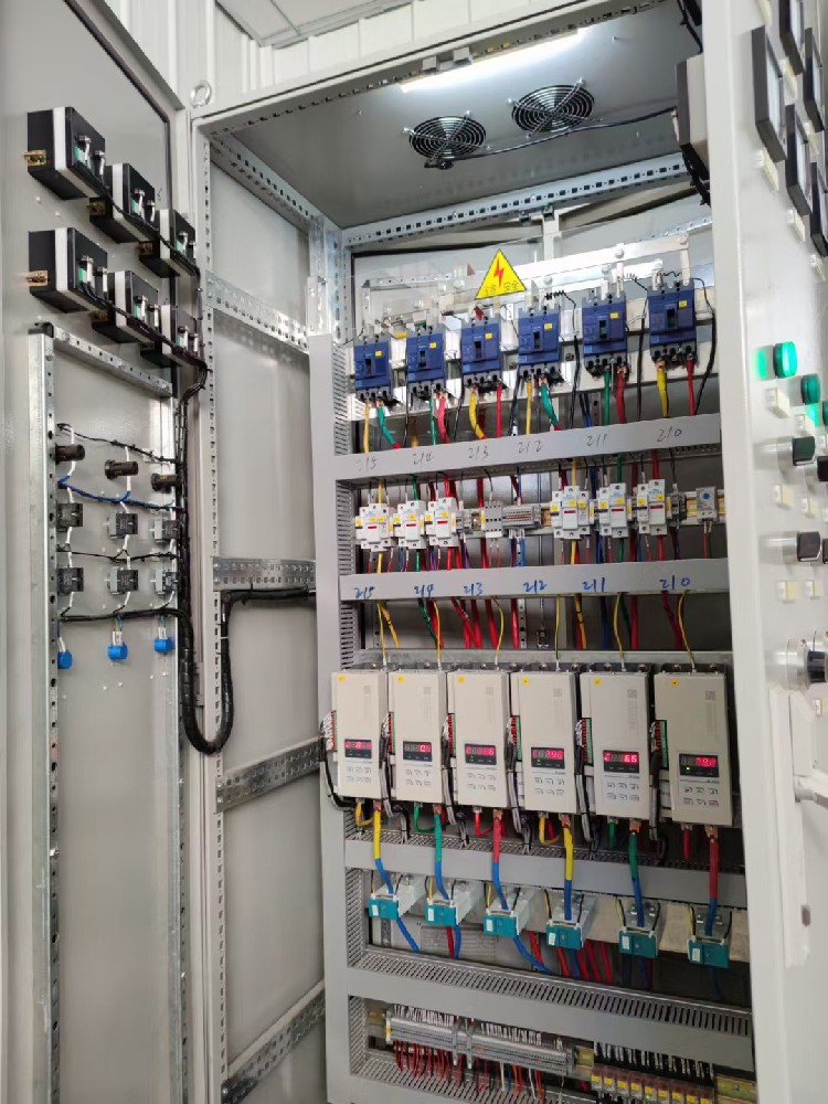 电力调整器的线性度若何？在调节过程中，输出与输入是否维持优良的线性关系？