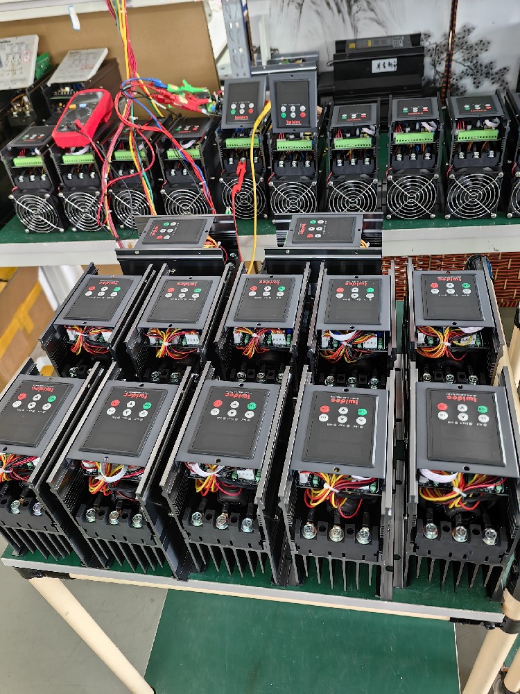 对于幼功率且对精度要求极高的尝试设备，应若何精准选型电力调整器？