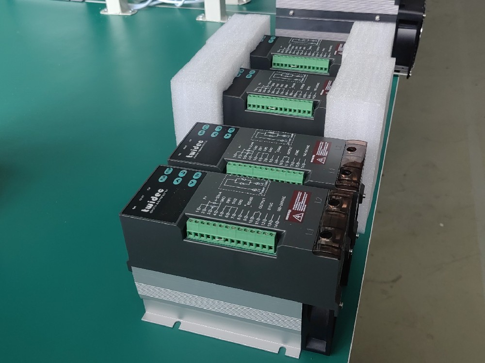 若何通过电力调整器优化电镀工艺中的电源不变性？