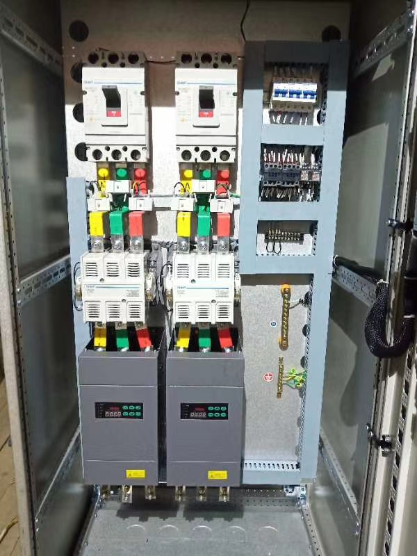 若何通过电力调整器实现对电机软启动和软终场的精确节造？