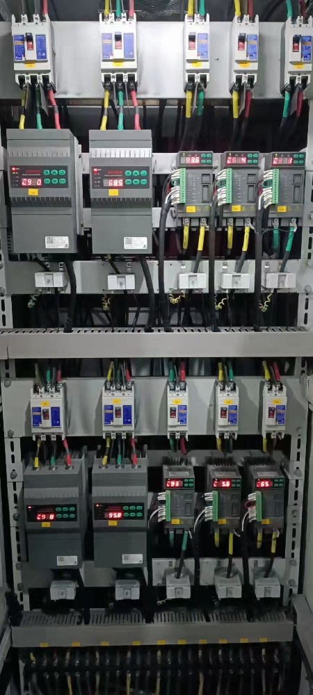 电力调整器在微电网系统中，若何协调分歧能源发电单元的电力输出？