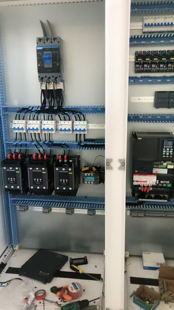 若何通过电力调整器实现对散布式能源资源的聚合与有效利用？