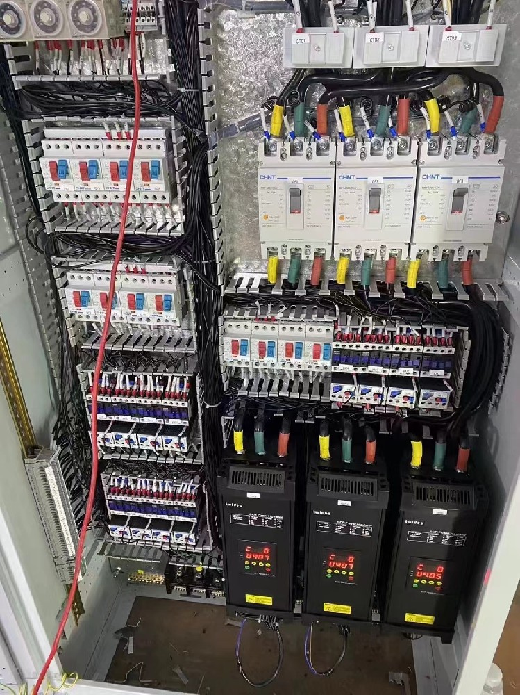 电力调整器运行一段功夫后，显示的电流值与现实丈量值误差较大，是什么原因导致丈量禁绝，该若何校准？