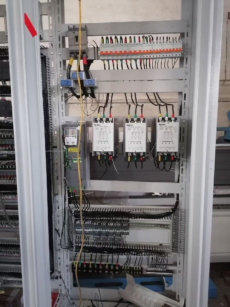 夏季高温高湿环境下，电力调整器运行不不变，时时出现死机景象，该若何应对？