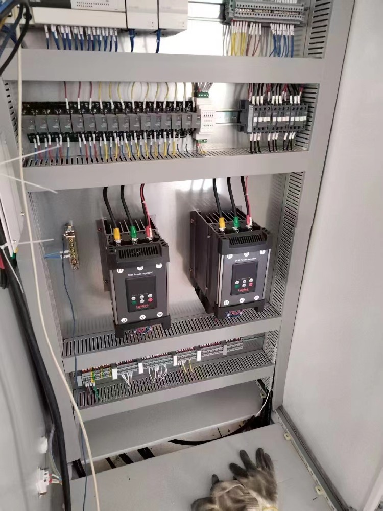 电力调整器在运行中误触垂危终场按钮，复原正常运行必要进行哪些操作和查抄？