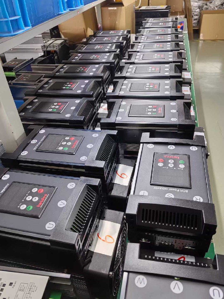 尝试将电力调整器与新的负载设备衔接，却无法正常工作，该从哪些方面排查兼容性问题？